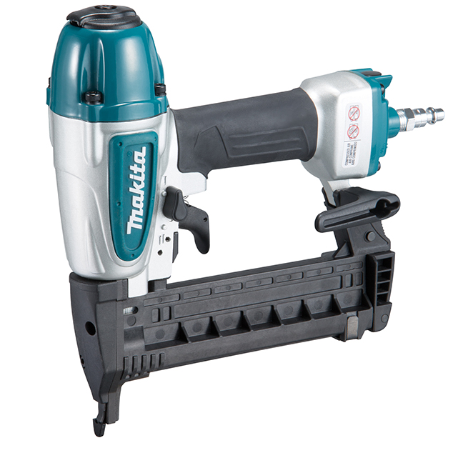 Agrafeuse pneumatique Makita AT638A sur fond blanc, zoom sur nez et commande caoutchoutée